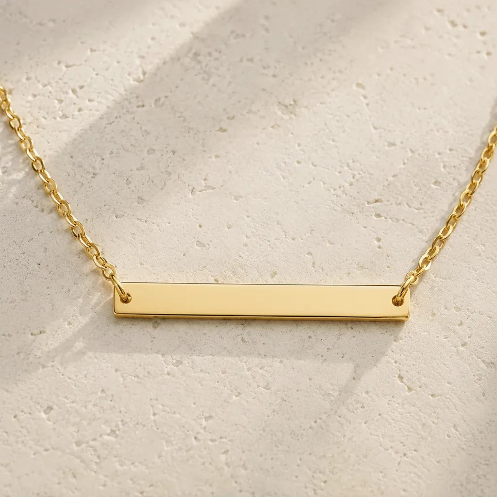 Collier femme gravé, personnalisé avec prénom plaqué or