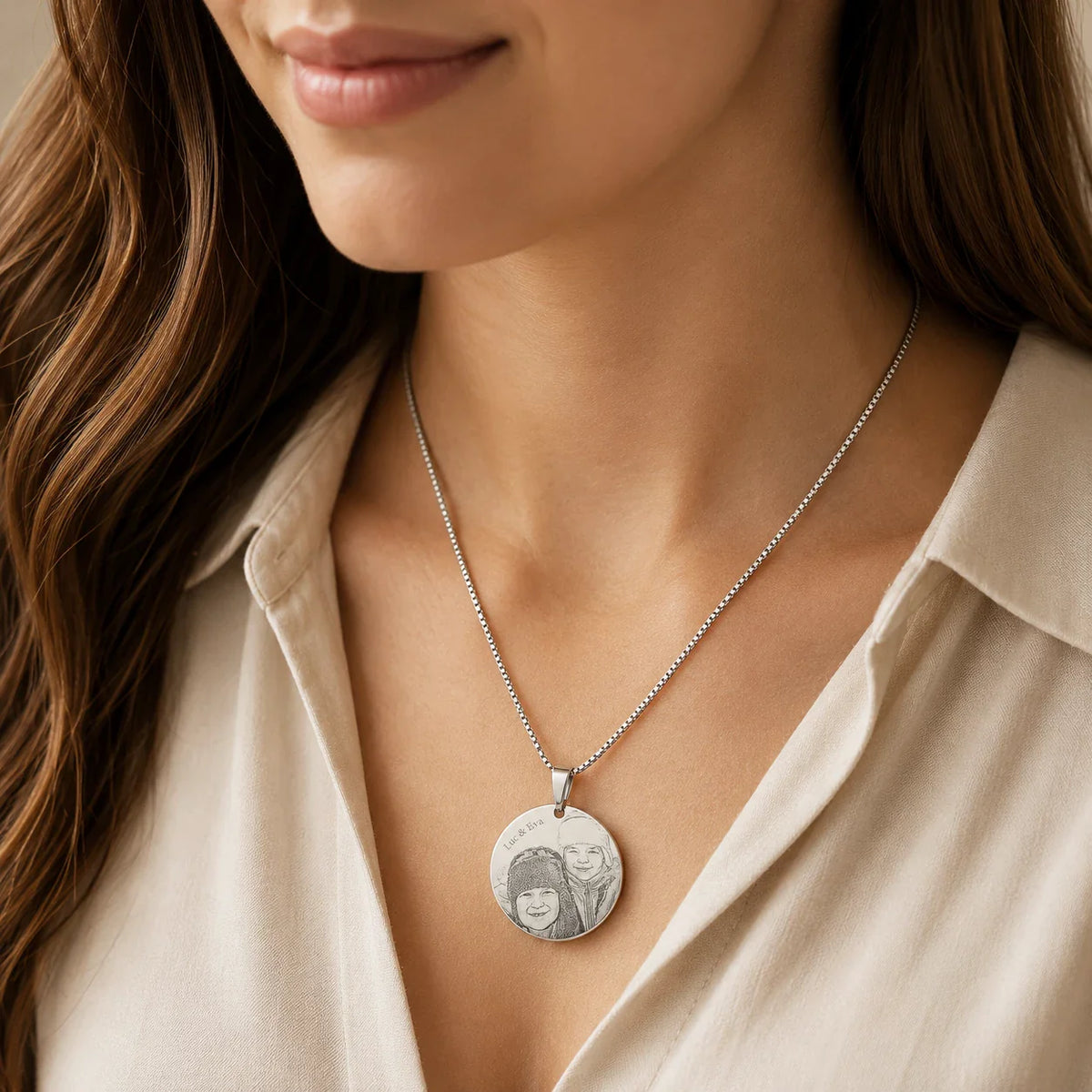 Médaille ronde argent gravée portée en collier, chemise écrue
