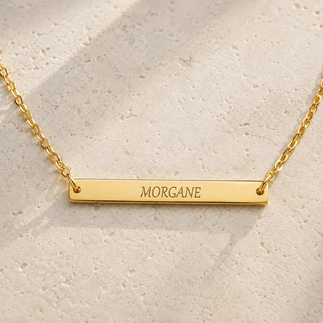 Collier femme gravé, personnalisé avec prénom plaqué or
