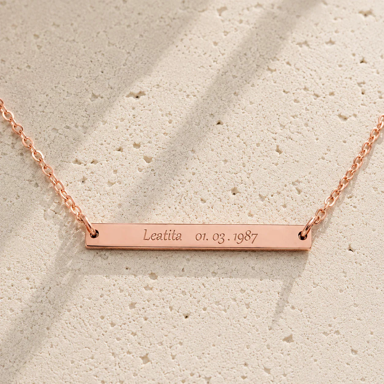Collier femme gravé, personnalisé avec prénom plaqué or rose