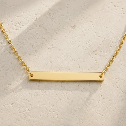 Collier femme gravé, personnalisé avec prénom plaqué or