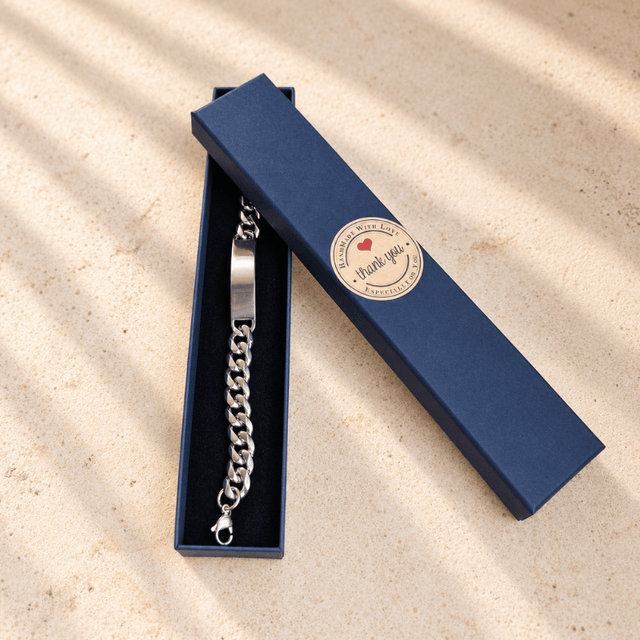Boîte à bijoux byLivia avec une gourmette gravée