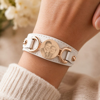 Manchette cuir personnalisée blanche portée