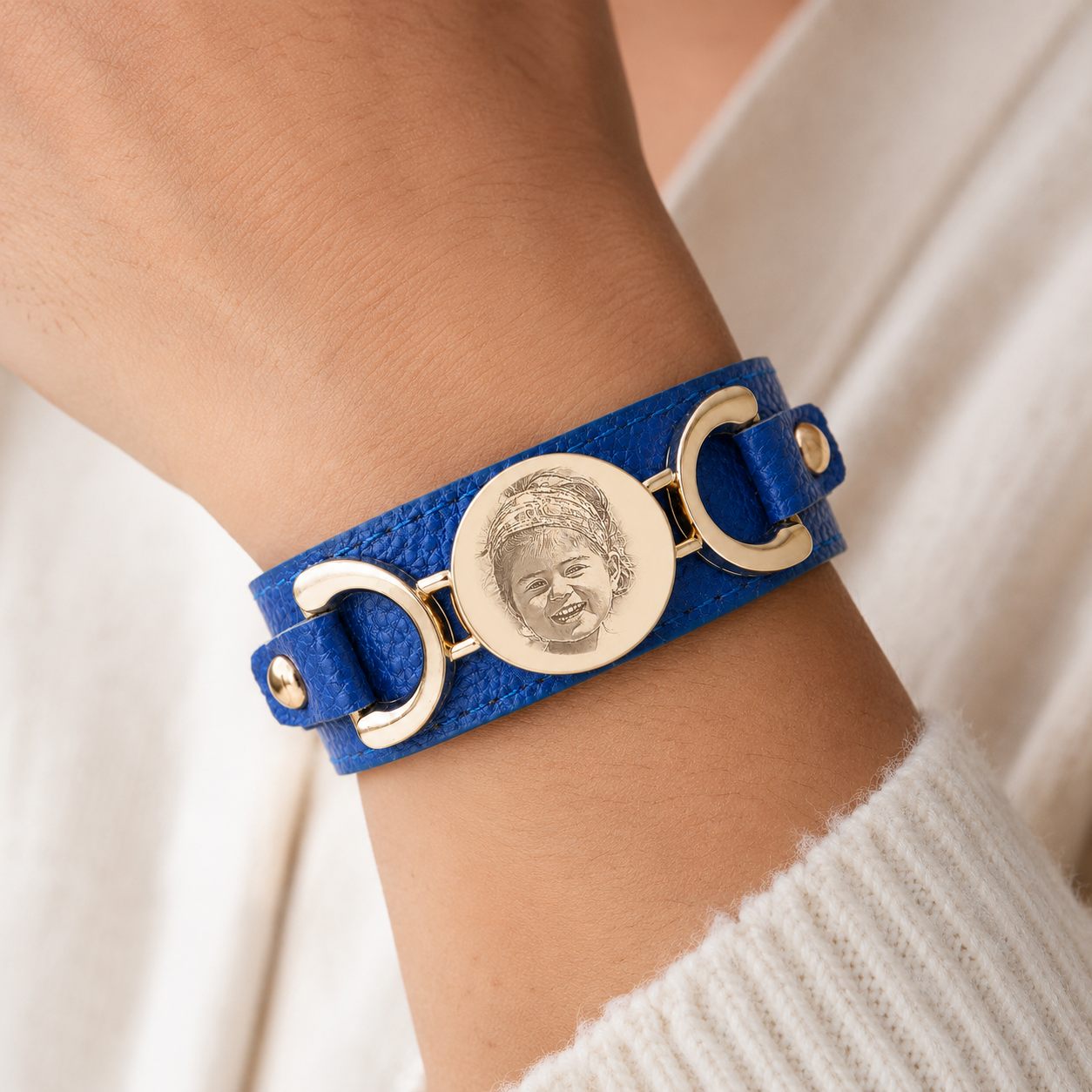 Manchette cuir personnalisée bleue portée