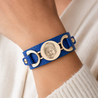 Manchette cuir personnalisée bleue portée