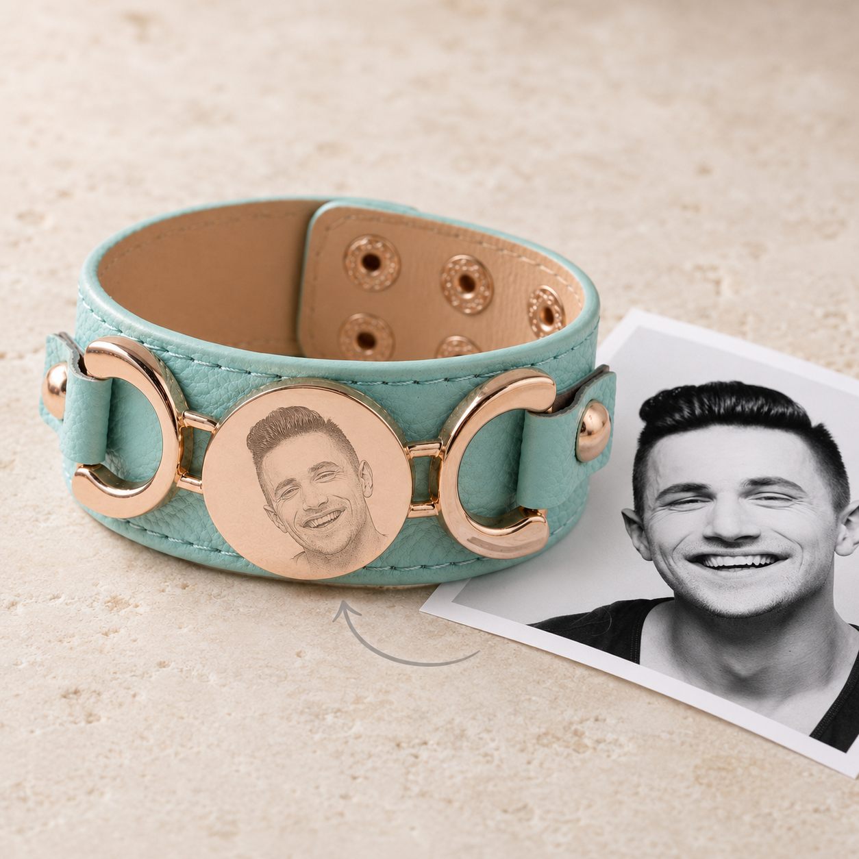 Manchette cuir personnalisée turquoise gravure photo