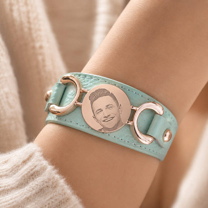 Manchette cuir personnalisée turquoise portée