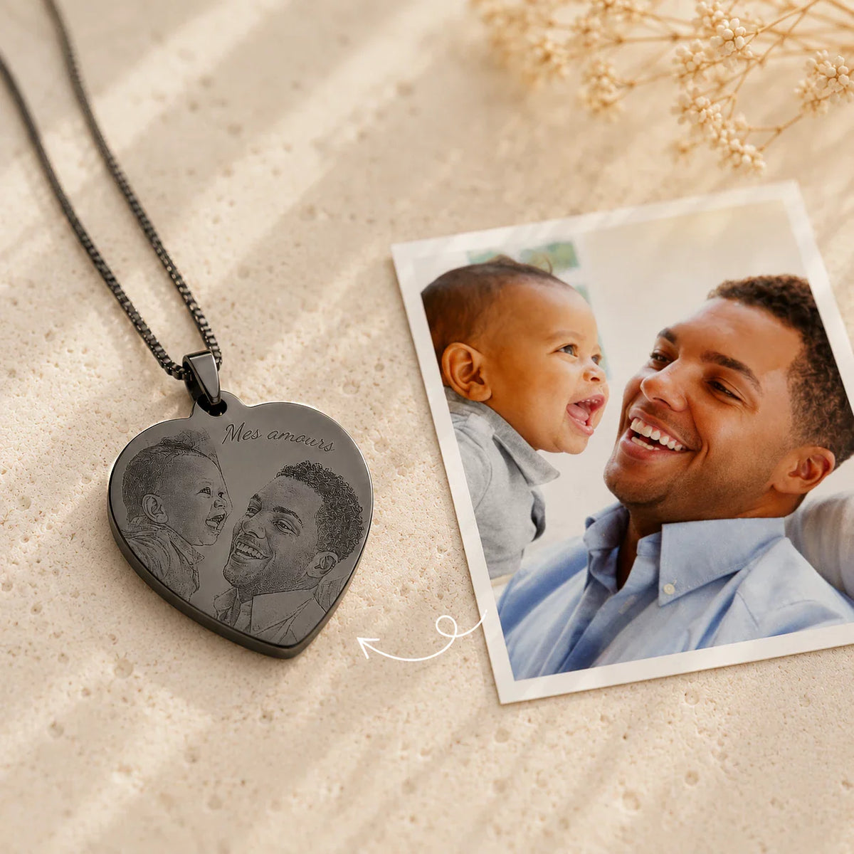 Pendentif cœur personnalisé byLivia en noir mat, portrait d'un père et de son bébé gravé, à côté de la photo d'origine