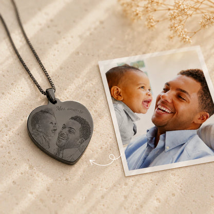 Pendentif cœur personnalisé byLivia en noir mat, portrait d'un père et de son bébé gravé, à côté de la photo d'origine