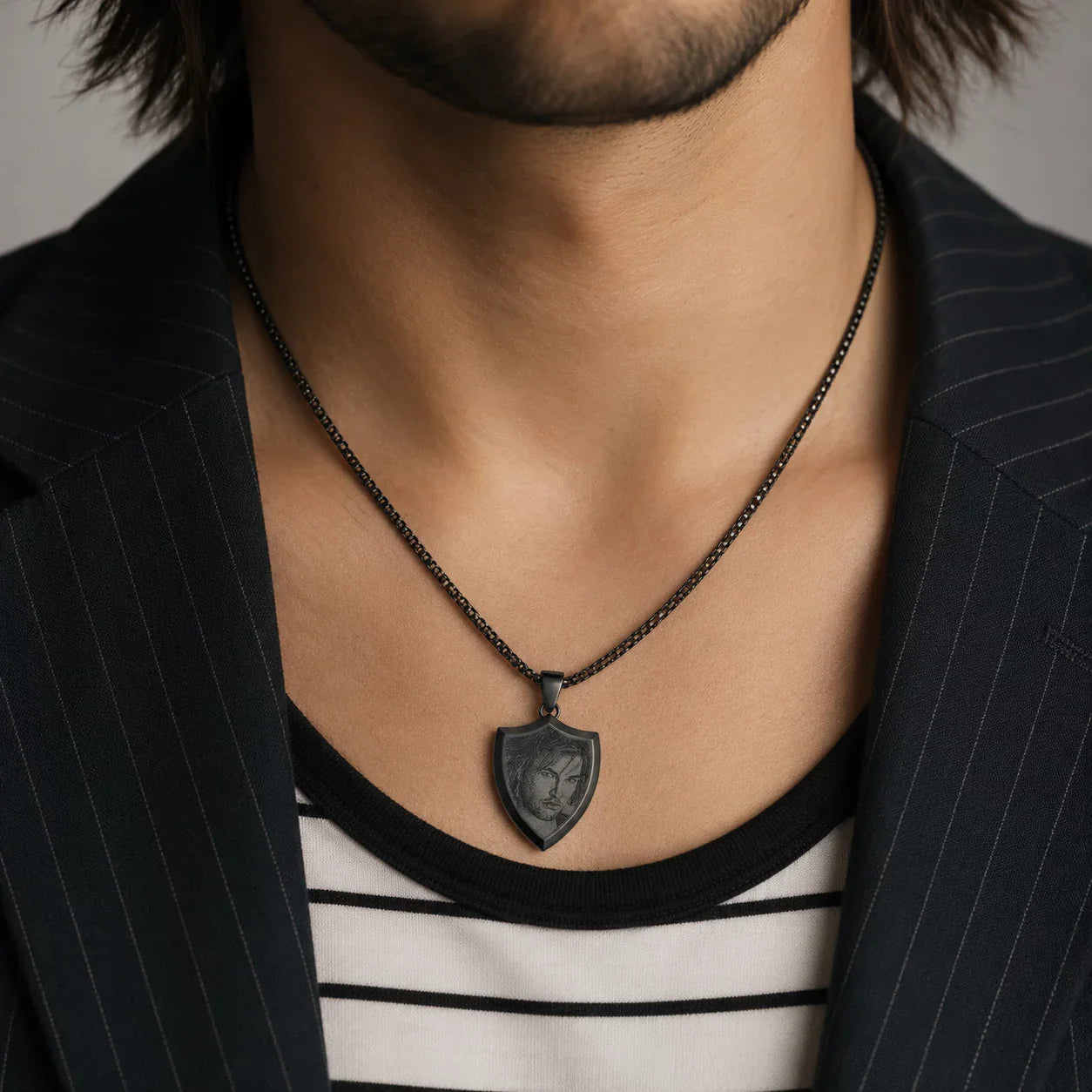 Pendentif écusson personnalisé, gravé texte et photo métal noir