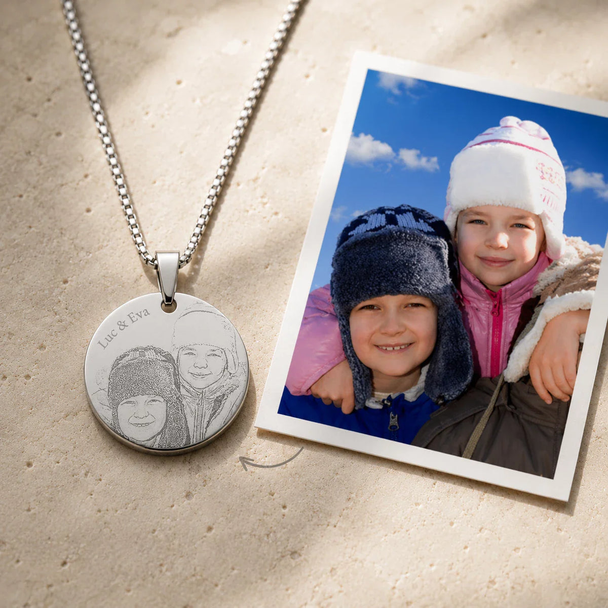 Médaille ronde personnalisée byLivia en acier plaqué argent, portrait de deux enfants gravé, à côté de la photo d'origine