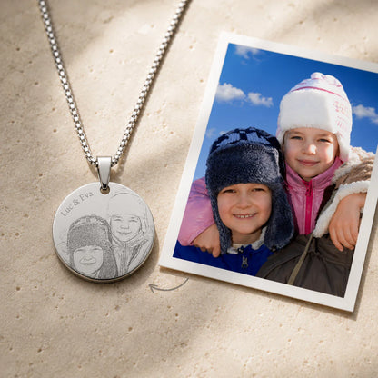 Médaille ronde personnalisée byLivia en acier plaqué argent, portrait de deux enfants gravé, à côté de la photo d'origine
