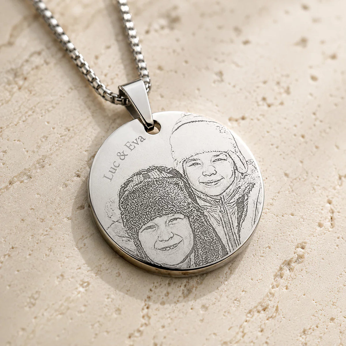 Médaille ronde argent gravée de deux enfants et de leurs prénoms, chaîne vénitienne