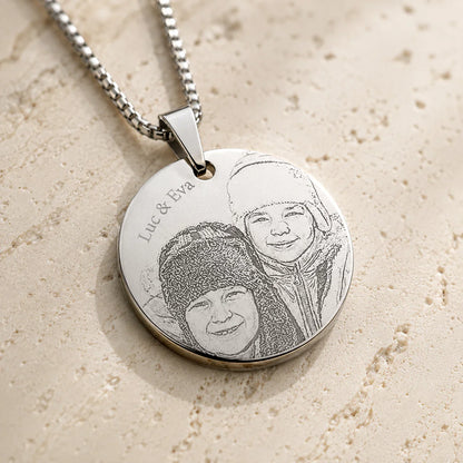 Médaille ronde argent gravée de deux enfants et de leurs prénoms, chaîne vénitienne