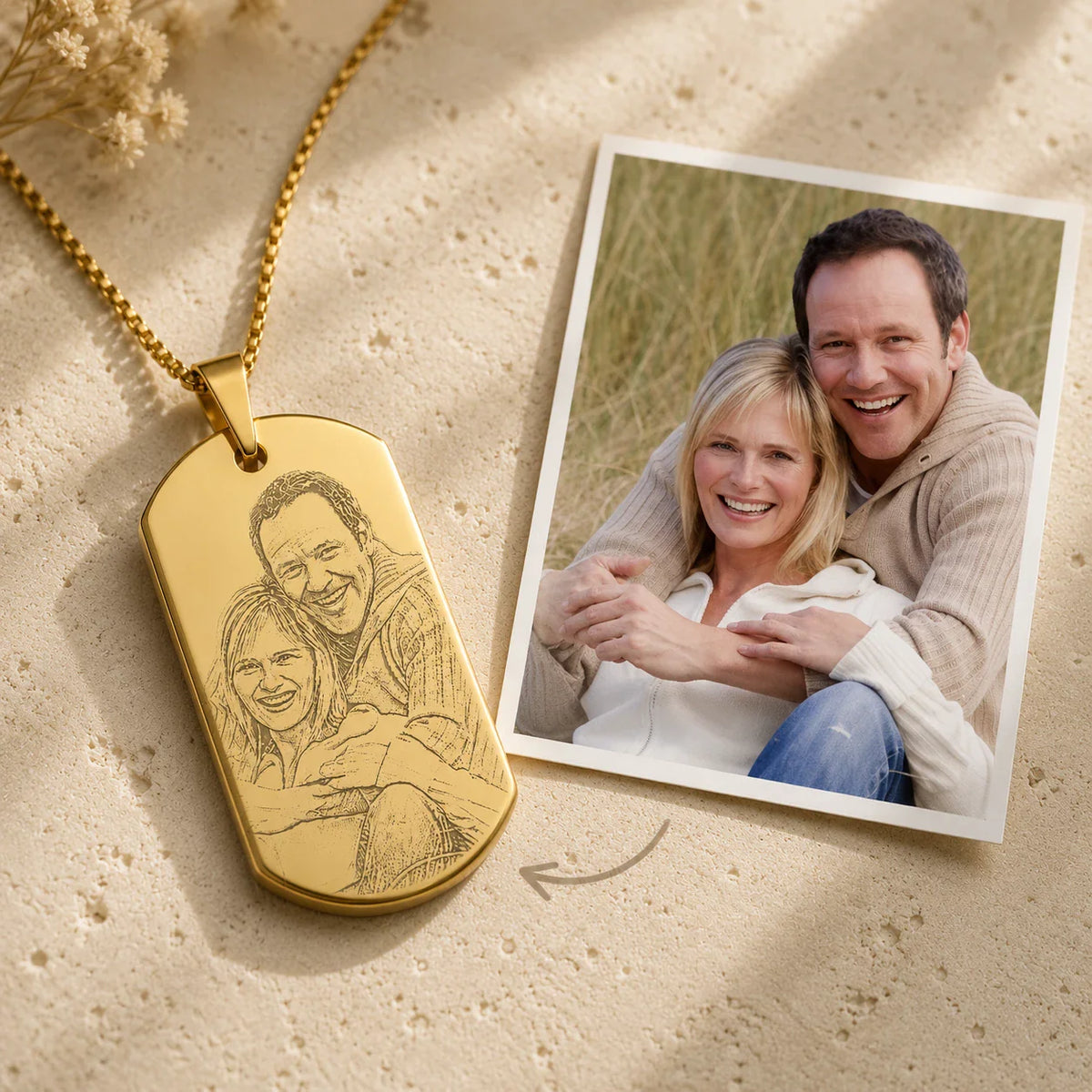 Plaque militaire personnalisée byLivia en doré, portrait de couple gravé au trait, à côté de la photo d'origine