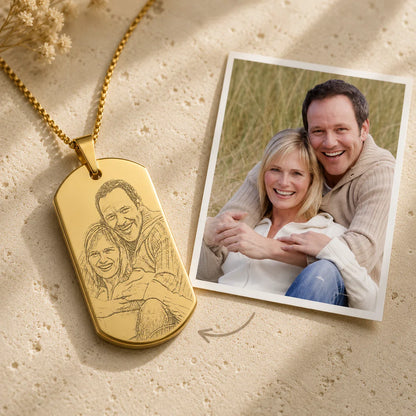 Plaque militaire personnalisée byLivia en doré, portrait de couple gravé au trait, à côté de la photo d'origine