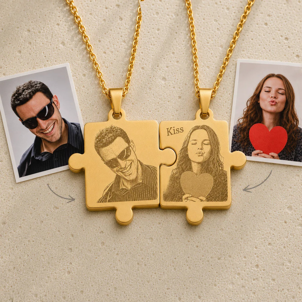 Pendentifs puzzle personnalisés byLivia en doré, deux pièces gravées des portraits d'un couple, avec les photos d'origine
