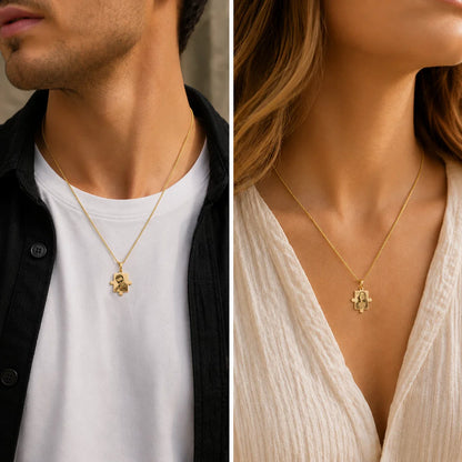 Pendentifs puzzle dorés portés séparément par un homme et une femme
