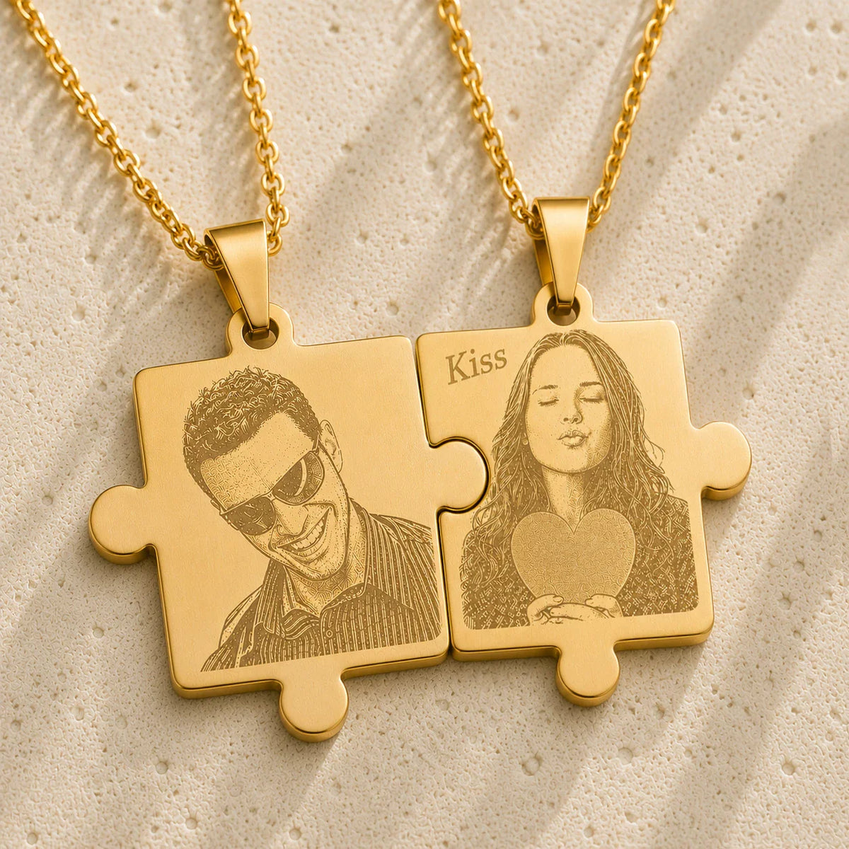 Pendentifs puzzle dorés emboîtés, portraits gravés et mot gravé, deux chaînes forçat