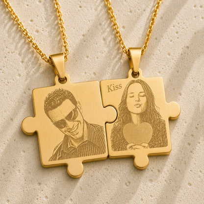 Pendentifs puzzle dorés emboîtés, portraits gravés et mot gravé, deux chaînes forçat